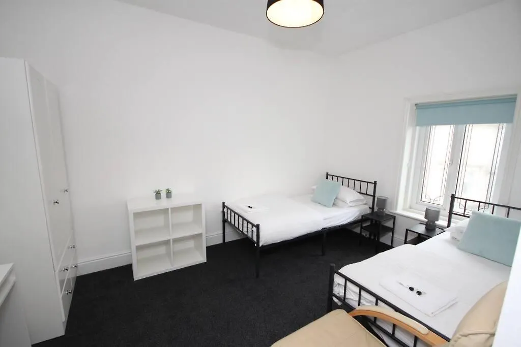 Barton Beachside - Penthouse Twobedroom Apartment, Double & Twins - Central Beach & Promenade Location - Over 21'S, Family Friendly Only, Id Required, Stairs Access, Free Parking Blackpool United Kingdom