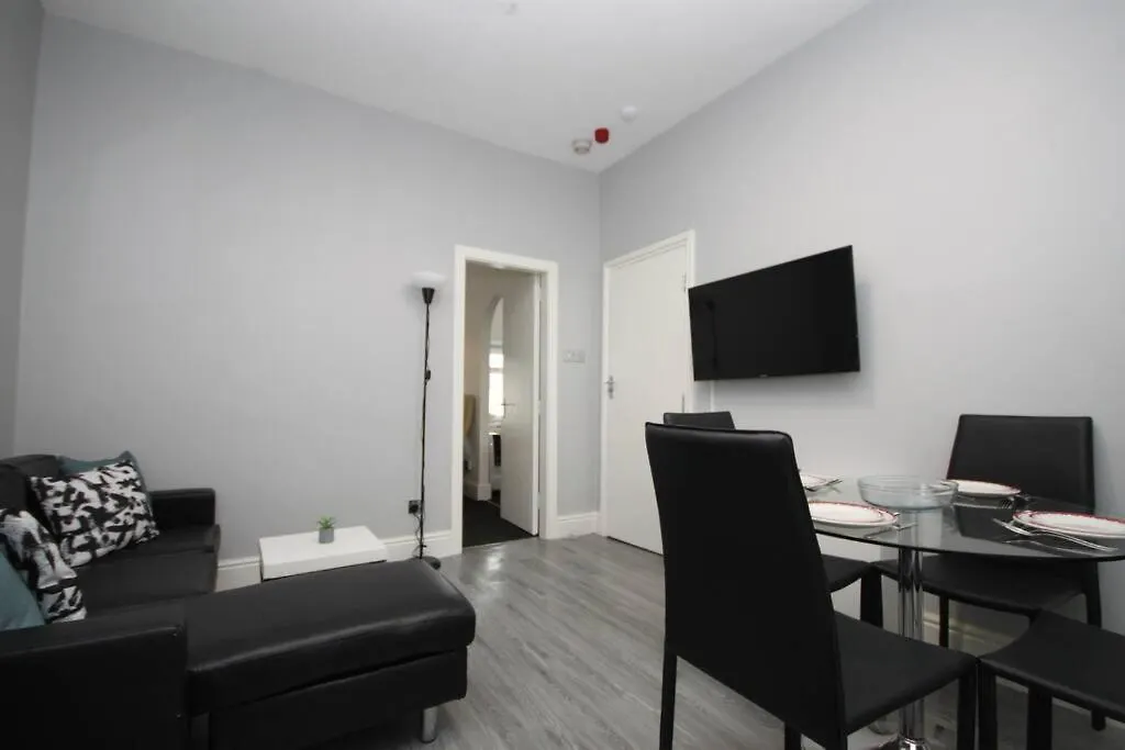 Barton Beachside - Penthouse Twobedroom Apartment, Double & Twins - Central Beach & Promenade Location - Over 21'S, Family Friendly Only, Id Required, Stairs Access, Free Parking Blackpool