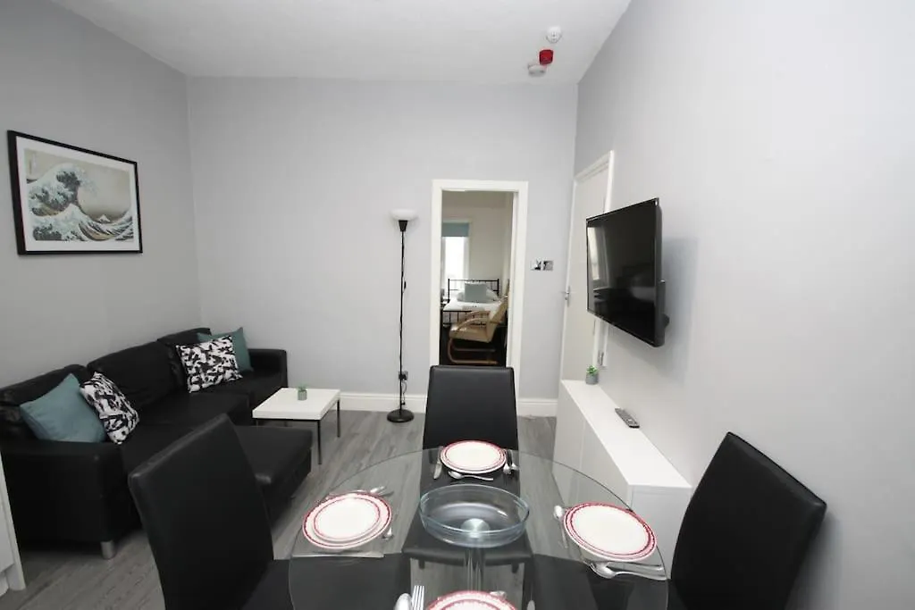Barton Beachside - Penthouse Twobedroom Apartment, Double & Twins - Central Beach & Promenade Location - Over 21'S, Family Friendly Only, Id Required, Stairs Access, Free Parking Blackpool Apartment
